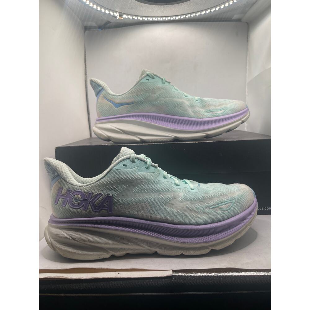 HOKA WOMENS CLIFTON 9 RUNNING SHOES.  Size 9B